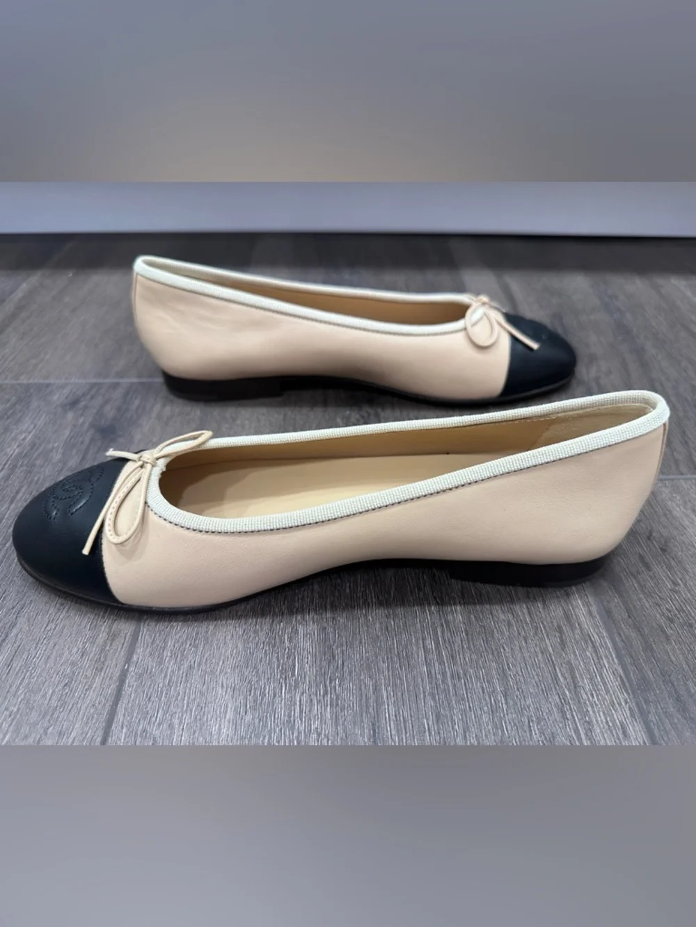CHANEL CLASSIC CC LOGO BEIGE & BLACK CAPTOE LEATHER BALLET FLATS Size 37.5 NEW - Picture 10 of 16
